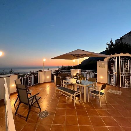 Infinity Experience Casa Vacanza Incantevole Con Terrazzo Scala Exterior photo